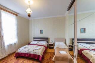 Гостевой дом Savanna Guest House Dedoplis Tskaro Двухместный номер с двуспальной кроватью и дополнительной кроватью-3